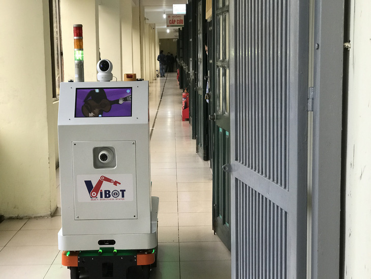 Việt Nam chế tạo thành công robot hỗ trợ bác sĩ chăm sóc bệnh nhân cách ly - Ảnh 1.