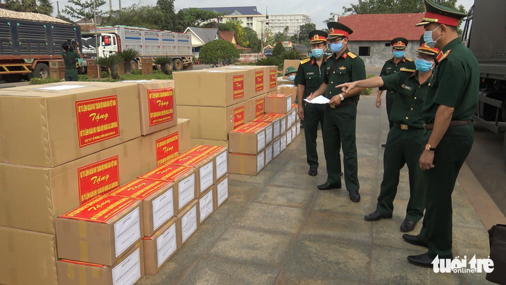 Quân khu 7 bàn giao 80.000 khẩu trang cho quân đội, Việt kiều Campuchia - Ảnh 2.