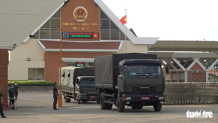 Quân khu 7 bàn giao 80.000 khẩu trang cho quân đội, Việt kiều Campuchia - Ảnh 3.