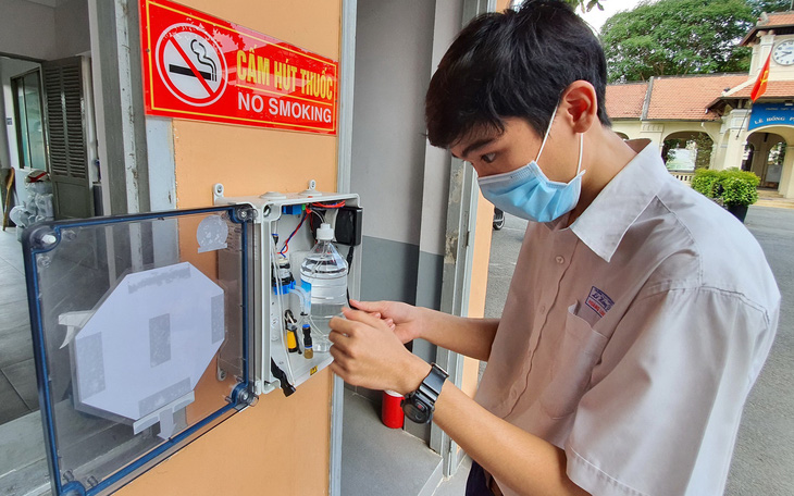 Học sinh Lê Hồng Phong làm máy rửa tay tự động tặng cho trường