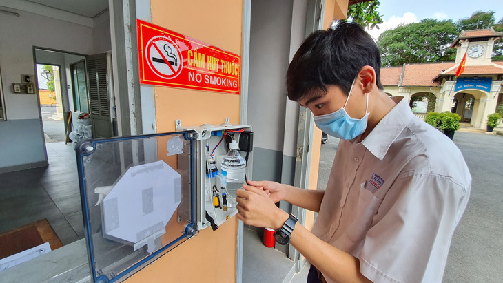 Học sinh Lê Hồng Phong làm máy rửa tay tự động tặng cho trường - Ảnh 1.