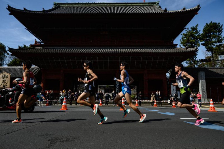 Các vận động viên marathon tham gia chạy đua trên ứng dụng - Ảnh 1.