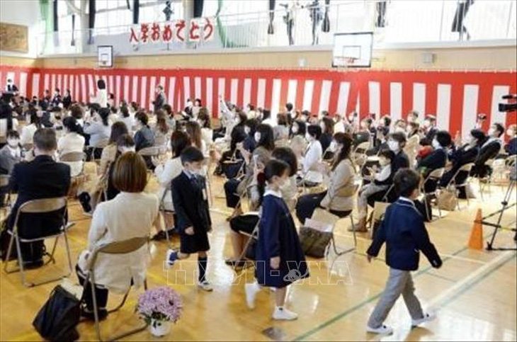 Nhật Bản mở cửa trở lại trường học ở một số khu vực - Ảnh 1.