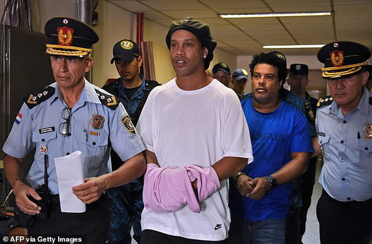 Ronaldinho thoát cảnh cơm tù sau khi nộp triệu USD - Ảnh 1.