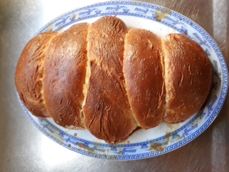 Nhật ký mùa dịch: Bánh mì Việt Nam chồng tôi làm khi ‘cấm túc’ - Ảnh 3.