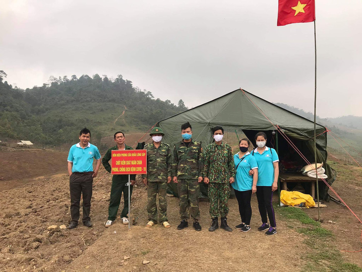 Cha mất, người lính nghẹn ngào thắp hương tiễn biệt cha từ đơn vị ở biên giới - Ảnh 1.