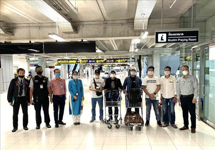 7 người Việt Nam bị kẹt tại sân bay Thái Lan về nước trên máy bay chở hàng - Ảnh 1.
