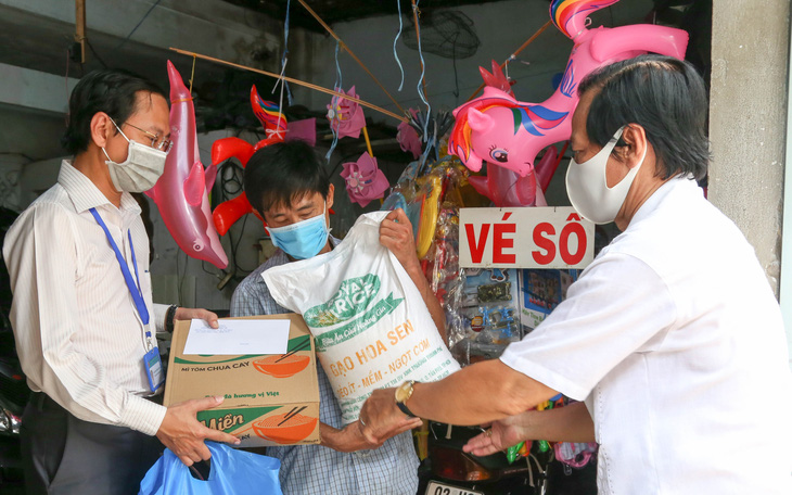 TP.HCM: Gần 9 tỉ đồng trợ cấp đến tay người bán vé số