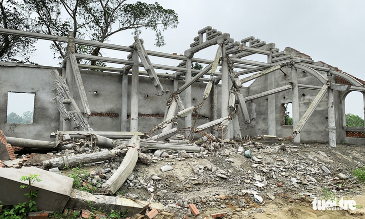 Dân tháo dỡ chùa Linh Sâm triệu đô xây ‘chui’ trên đất di tích quốc gia - Ảnh 2.