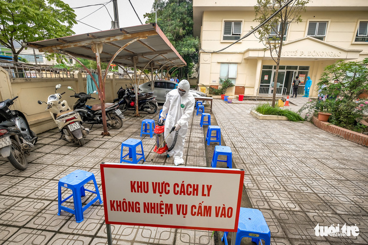 Lấy mẫu xét nghiệm COVID-19 toàn bộ công an phường Đông Ngạc - Ảnh 5.