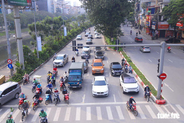 Sau 1 tuần cách ly, đường sá Hà Nội lại đông đúc - Ảnh 3.