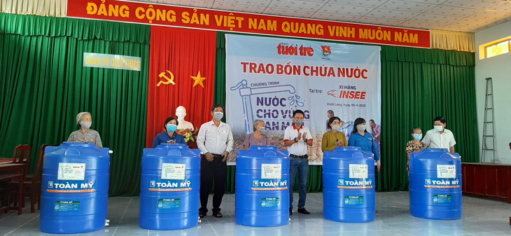 Người dân ở xứ ‘mặn vây tứ bề’ nhận 200 bồn chứa nước - Ảnh 1.