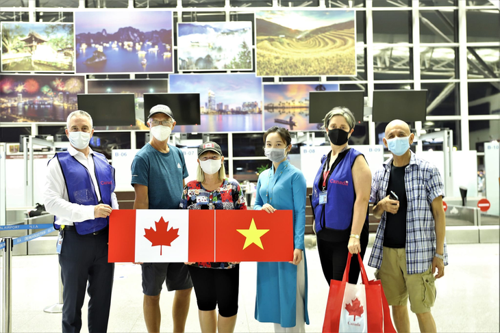 Việt Nam đưa gần 300 công dân tại Canada về nước - Ảnh 1.
