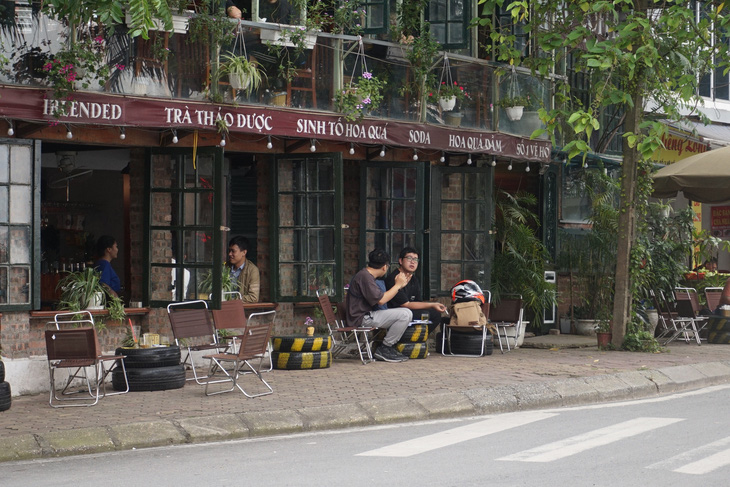 Nhiều người ở Hà Nội không còn đeo khẩu trang nơi công cộng - Ảnh 2.