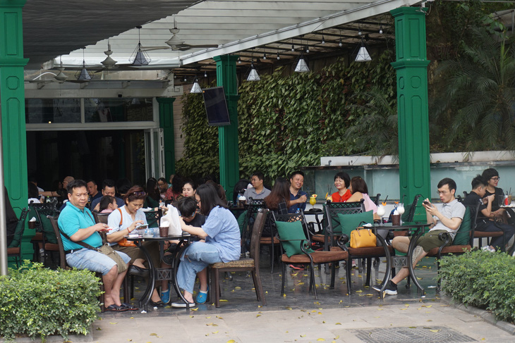 Nhiều người ở Hà Nội không còn đeo khẩu trang nơi công cộng - Ảnh 4.