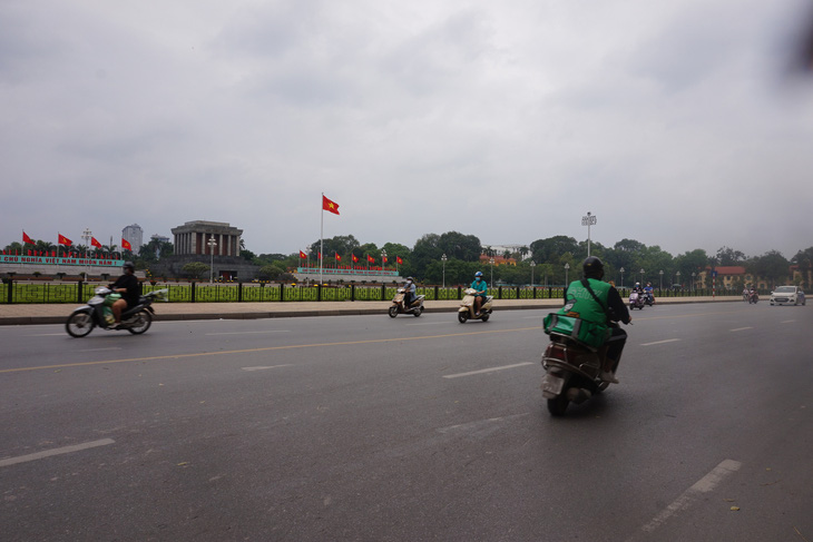 Nhiều người ở Hà Nội không còn đeo khẩu trang nơi công cộng - Ảnh 1.