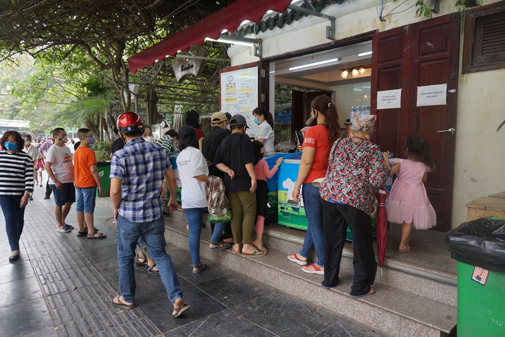 Nhiều người ở Hà Nội không còn đeo khẩu trang nơi công cộng - Ảnh 3.