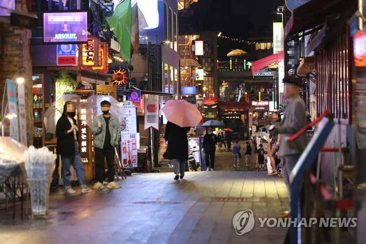Seoul lại đóng cửa các quán bar, truy dấu 1.500 ca F1 - Ảnh 1.