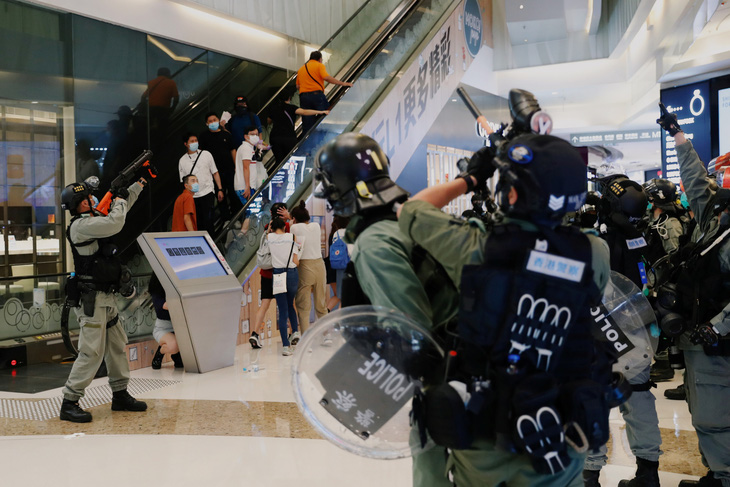 Cảnh sát Hong Kong bắt 230 người biểu tình giữa dịch COVID-19 - Ảnh 2.