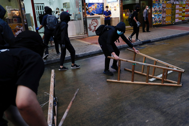 Cảnh sát Hong Kong bắt 230 người biểu tình giữa dịch COVID-19 - Ảnh 3.