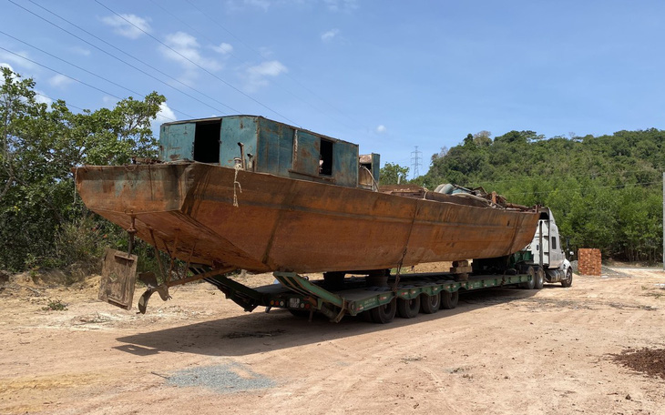 Lại xe đầu kéo chở tàu 