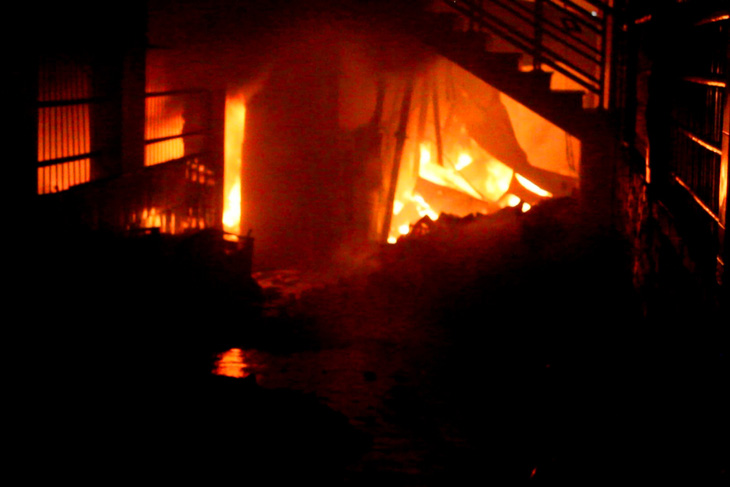 Bãi rác cháy lan, 6 căn nhà ở Biên Hòa bốc cháy trong đêm - Ảnh 1.