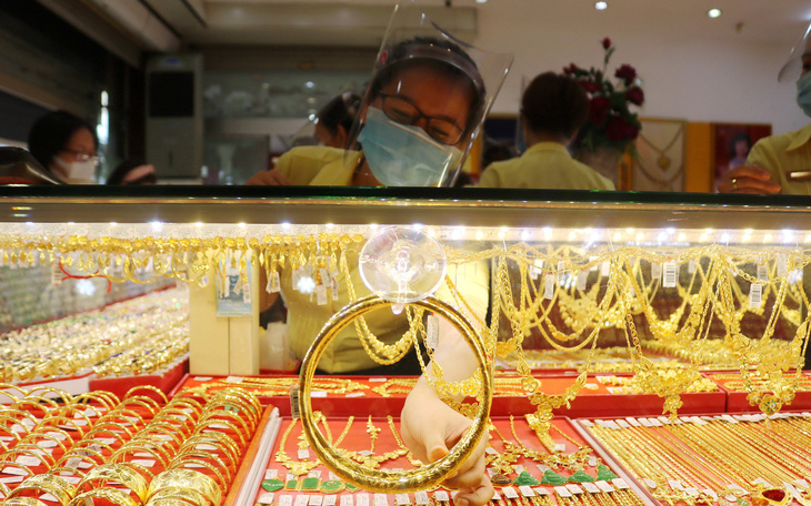 Giá vàng SJC 49,05 triệu đồng/lượng, vẫn thấp hơn vàng thế giới