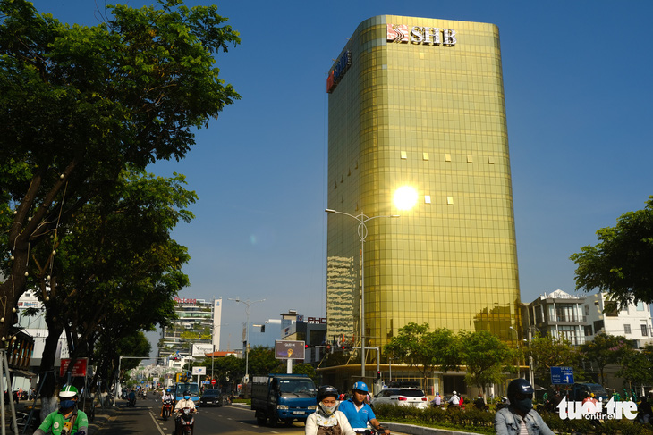 SHB xin phủ phim chống phản quang tòa nhà vàng chóe ở Đà Nẵng - Ảnh 1.