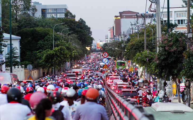 Dòng xe và người 