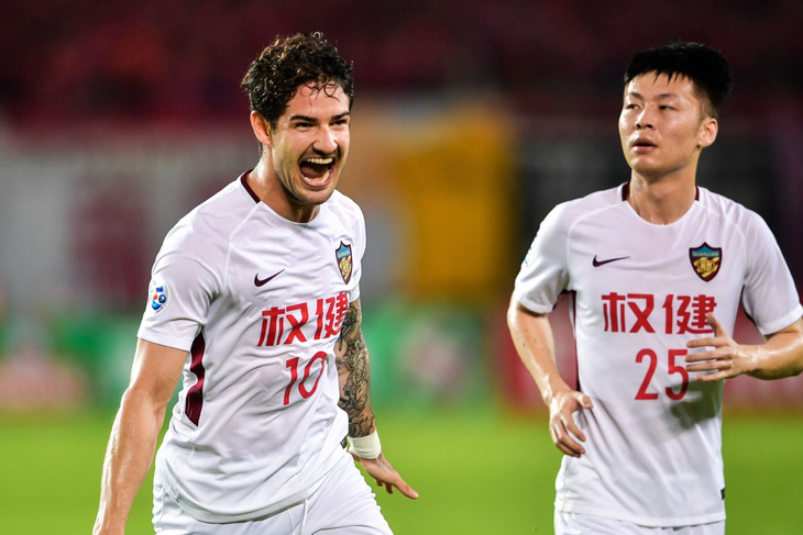 Đội bóng Trung Quốc từng vung tiền mua nhiều sao ngoại phải giải thể - Ảnh 1.
