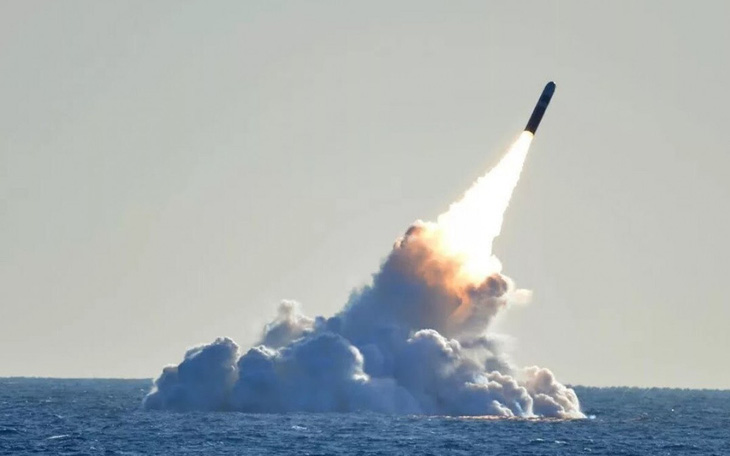 Trung Quốc phát triển tên lửa đạn đạo từ tàu ngầm, tầm bắn 12.000km