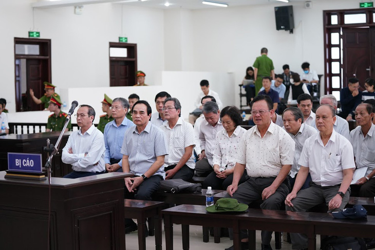 Hai cựu chủ tịch Đà Nẵng bị bắt tạm giam tại phiên tòa - Ảnh 2.