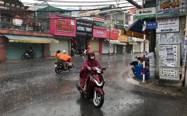 Bão sớm trên Thái Bình Dương không vào Biển Đông nhưng kích mưa Nam Bộ