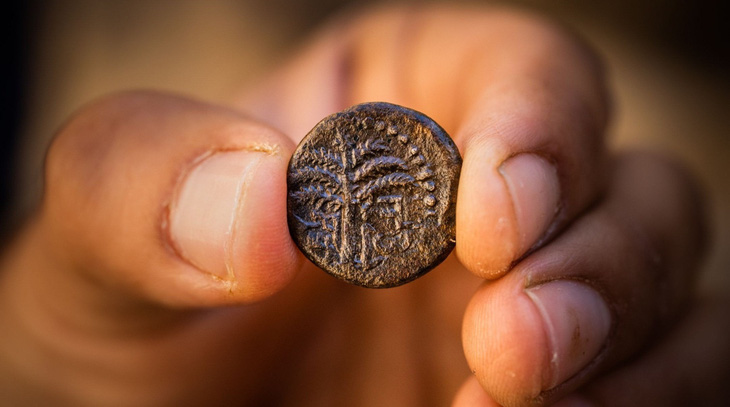 Israel phát hiện đồng tiền cổ bằng đồng 1.900 năm tuổi tại Jerusalem - Ảnh 1.