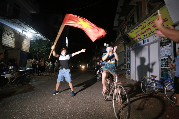 Hà Nội dỡ bỏ phong tỏa thôn Đông Cứu, người dân mừng như giao thừa - Ảnh 3.