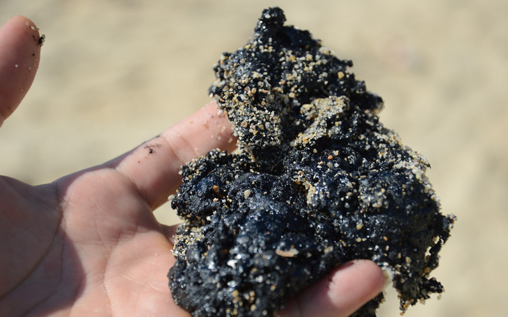 Vệt đen bất thường nghi dầu loang trên vùng biển Quảng Ngãi