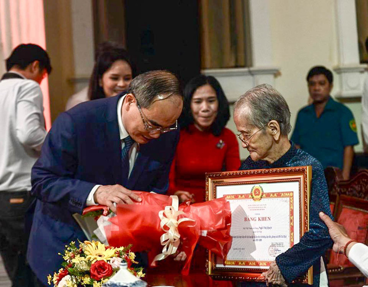 Tuyên dương tập thể, cá nhân điển hình học tập và làm theo tư tưởng, đạo đức, phong cách Hồ Chí Minh - Ảnh 4.