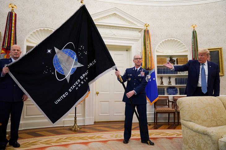 Trình làng cờ Lực lượng vũ trụ, ông Trump sẵn khoe tên lửa thượng hạng - Ảnh 1.