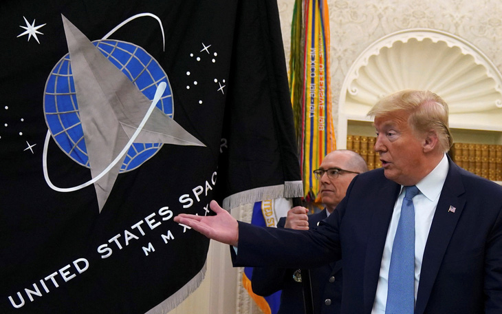 Trình làng cờ Lực lượng vũ trụ, ông Trump sẵn khoe tên lửa thượng hạng