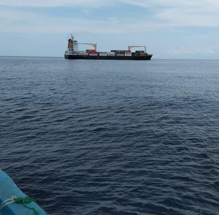 Tàu cá Ninh Thuận cứu một người Philippines trôi dạt trên biển - Ảnh 4.