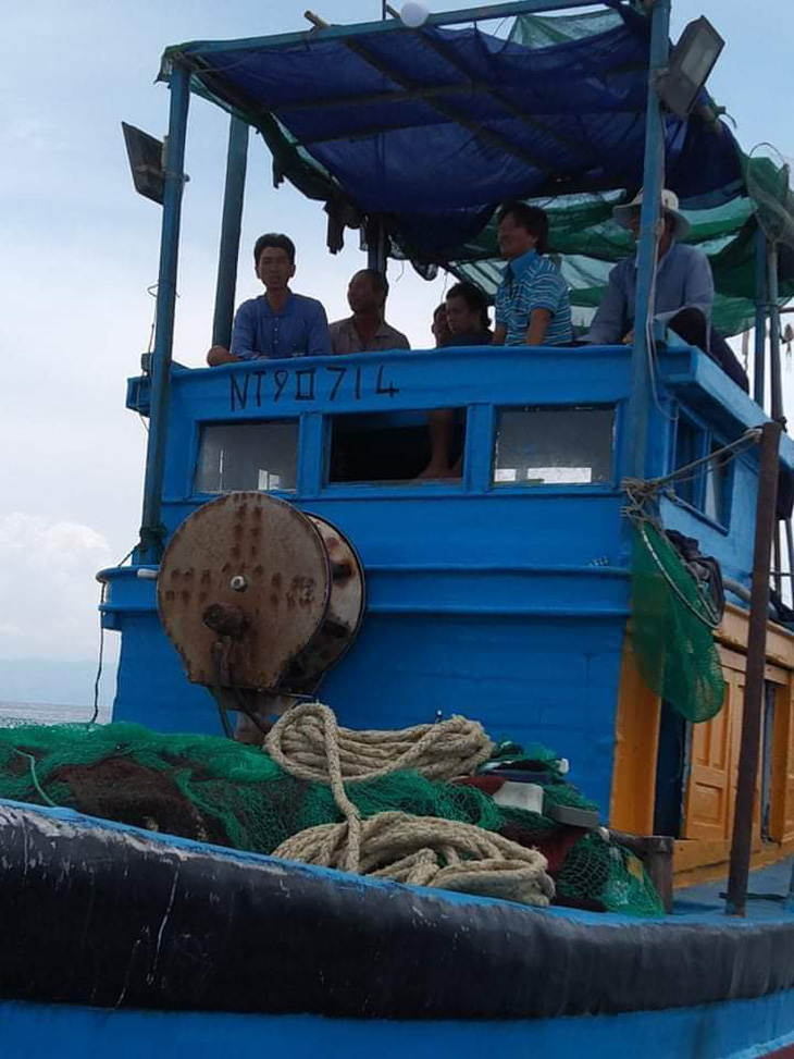 Tàu cá Ninh Thuận cứu một người Philippines trôi dạt trên biển - Ảnh 2.