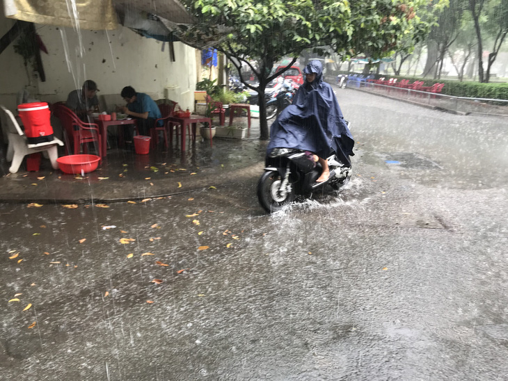 TP.HCM mới sáng đã mưa xối xả sau nhiều ngày nắng nóng - Ảnh 3.