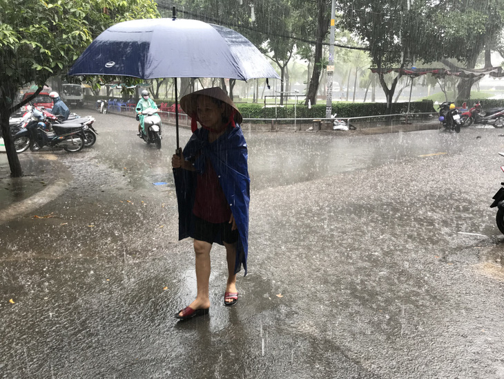 TP.HCM mới sáng đã mưa xối xả sau nhiều ngày nắng nóng - Ảnh 2.