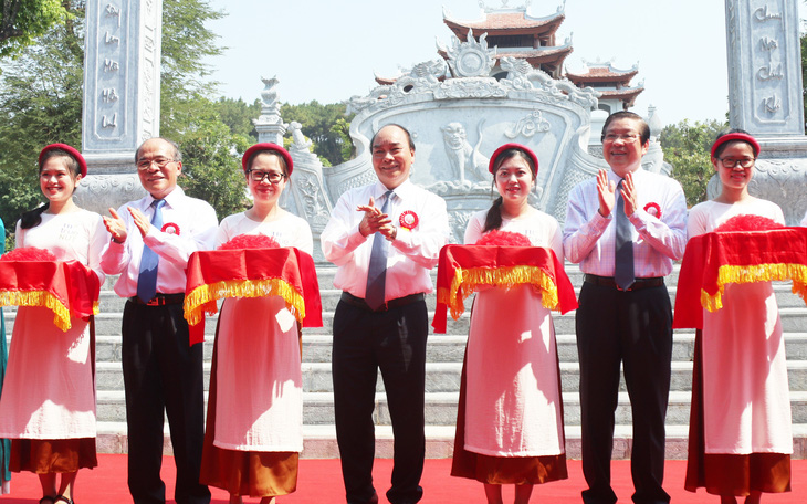 Thủ tướng dự lễ khánh thành đền thờ gia tiên Chủ tịch Hồ Chí Minh