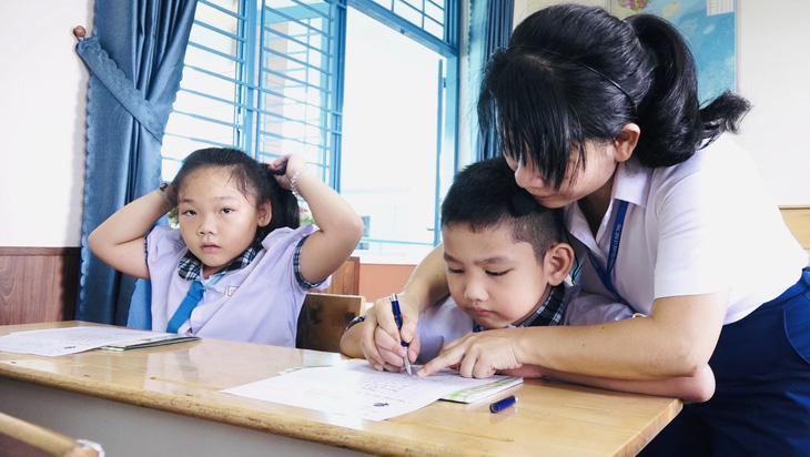 Nghỉ tết 3 tháng, học trò lớp 1 nhiều bé đánh vần không nổi, quên ráo phép tính - Ảnh 1.