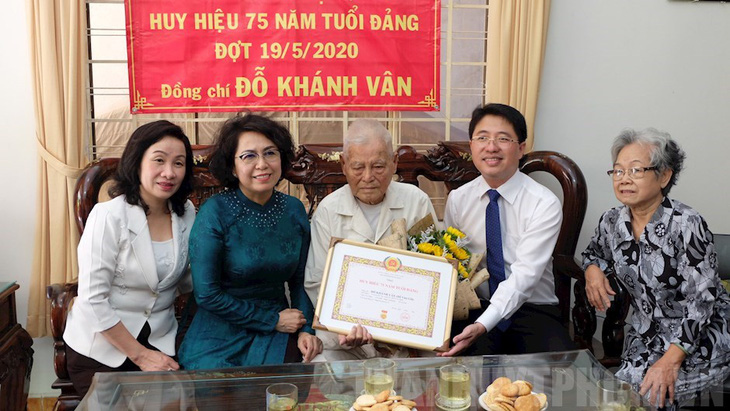 Trao huy hiệu 85 năm tuổi Đảng cho phu nhân cố Tổng bí thư Nguyễn Văn Linh - Ảnh 4.