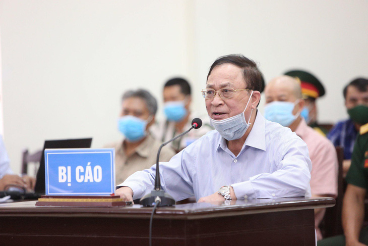 Cựu thứ trưởng Bộ Quốc phòng Nguyễn Văn Hiến và Đinh Ngọc Hệ (Út trọc) cùng ra tòa - Ảnh 1.