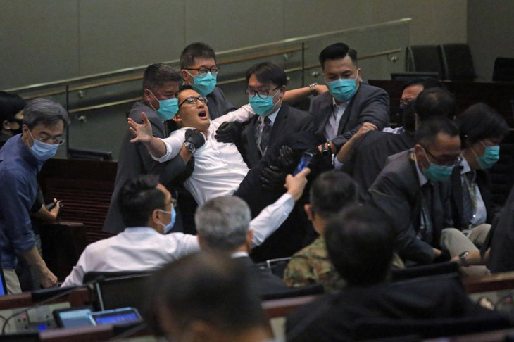 Các nghị sĩ Hong Kong ẩu đả vì luật cấm xúc phạm quốc ca Trung Quốc - Ảnh 1.