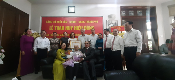 Trao huy hiệu 85 năm tuổi Đảng cho phu nhân cố Tổng bí thư Nguyễn Văn Linh - Ảnh 1.