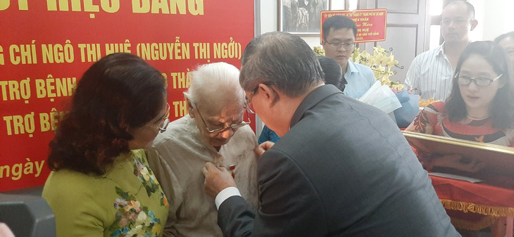 Trao huy hiệu 85 năm tuổi Đảng cho phu nhân cố Tổng bí thư Nguyễn Văn Linh - Ảnh 2.